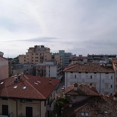 Aparthotel Aprilia 4*